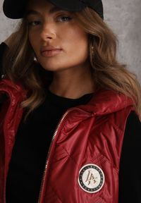 Renee - Czerwona Długa Pikowana Kamizelka z Kapturem i Ozdobną Naszywką Mentape. Typ kołnierza: kaptur. Kolor: czerwony. Długość: długie. Wzór: aplikacja. Styl: sportowy #2