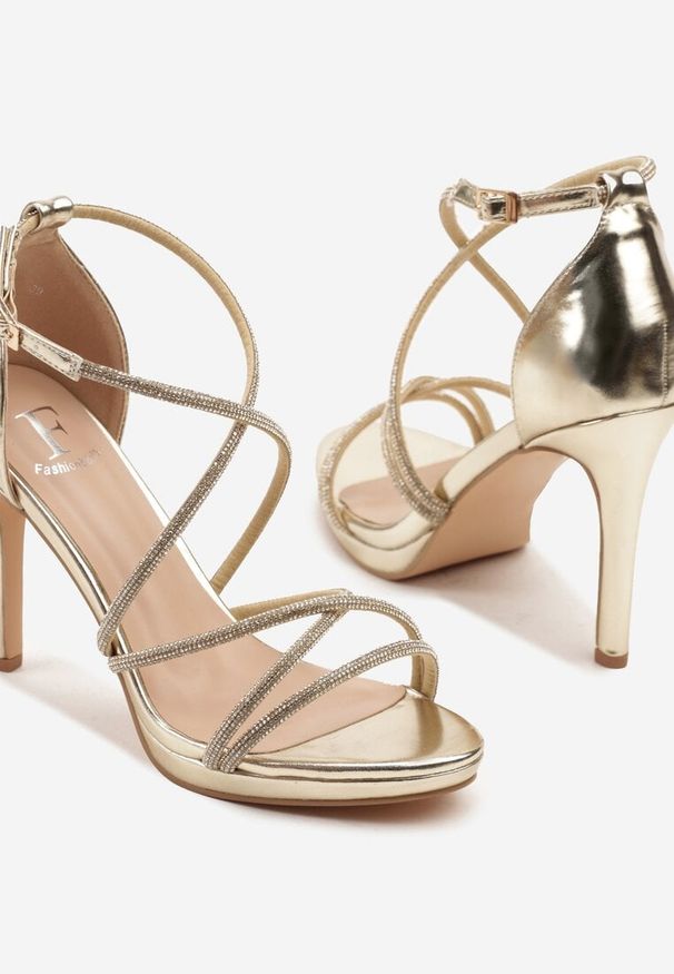 Born2be - Złote Sandały Na Szpilce z Cienkimi Biżuteryjnymi Paseczkami Sorlisse. Kolor: złoty. Wzór: aplikacja. Sezon: lato. Obcas: na szpilce. Styl: elegancki, klasyczny. Wysokość obcasa: wysoki
