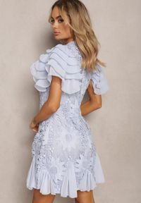 Renee - Jasnoniebieska Sukienka Dopasowana Mini z Koronką i Falbankami Offiamea. Okazja: na co dzień, na imprezę. Typ kołnierza: kołnierz z falbankami. Kolor: niebieski. Wzór: koronka. Typ sukienki: proste. Materiał: koronka. Długość rękawa: krótki rękaw. Styl: elegancki, casual. Długość: mini
