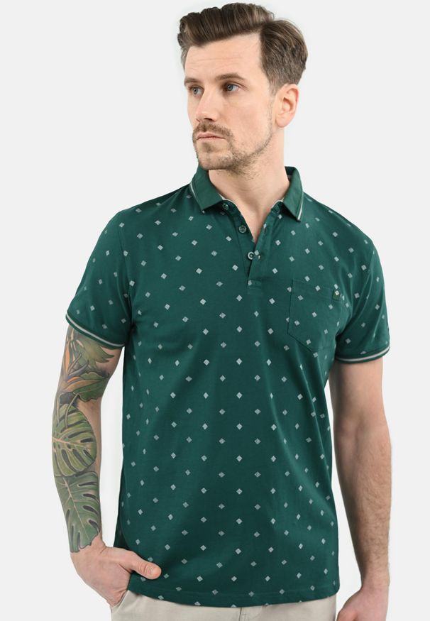 Volcano - Polówka z nadrukiem O-GOTI. Typ kołnierza: polo. Kolekcja: plus size. Kolor: zielony. Materiał: prążkowany, skóra, bawełna, materiał. Długość rękawa: krótki rękaw. Długość: krótkie. Wzór: nadruk. Styl: klasyczny