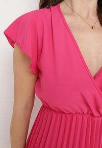 Born2be - Ciemnoróżowa Rozkloszowana Sukienka Midi z Kopertową Górą i Plisowanym Dołem Alissu. Kolor: różowy. Typ sukienki: kopertowe. Styl: klasyczny, elegancki. Długość: midi