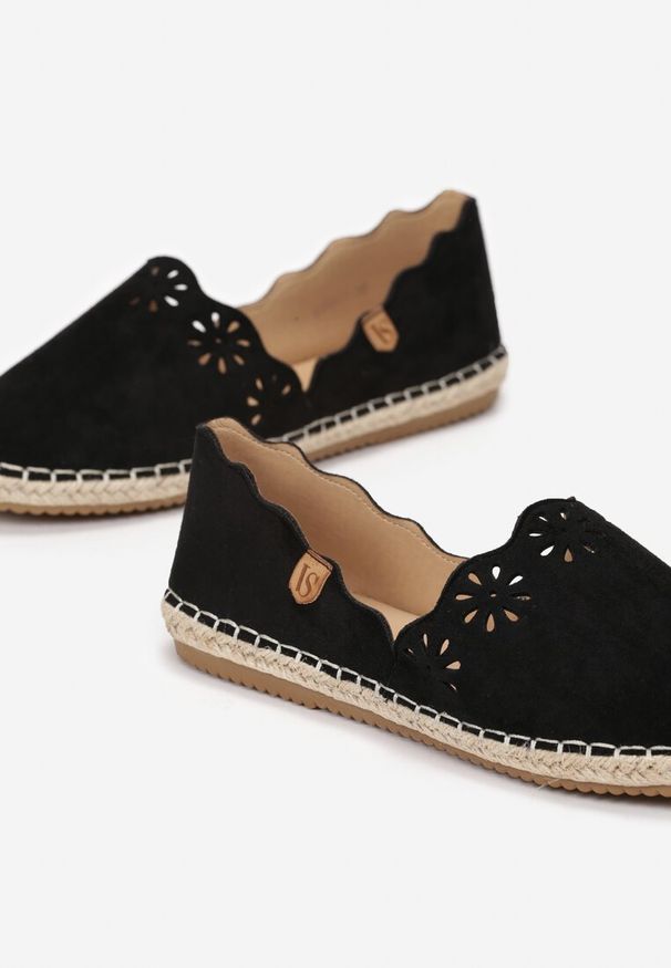 Born2be - Czarne Espadryle Undefeatability. Nosek buta: okrągły. Zapięcie: bez zapięcia. Kolor: czarny. Materiał: jeans. Szerokość cholewki: normalna. Wzór: kwiaty. Sezon: lato. Obcas: na płaskiej podeszwie