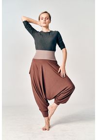 Hultaj Polski - Spodnie Haremki Czekoladowe. Okazja: do domu, na co dzień. Kolekcja: moda ciążowa. Kolor: brązowy. Materiał: lycra, wiskoza, tkanina, dzianina, bawełna. Długość: długie. Styl: klasyczny, elegancki, casual, boho