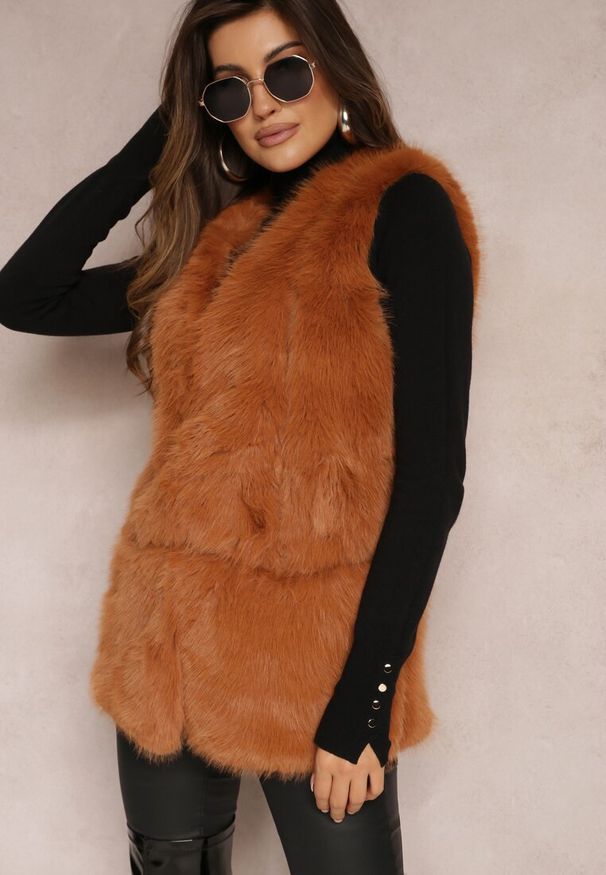 Renee - Brązowa Puchata Kamizelka z Futerka Ozdobiona Imitacją Skóry Tekllesa. Kolor: brązowy. Materiał: skóra, futro. Wzór: aplikacja