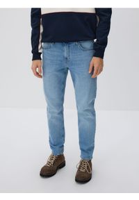 Reserved - Jeansy slim z efektem sprania - niebieski. Kolor: niebieski