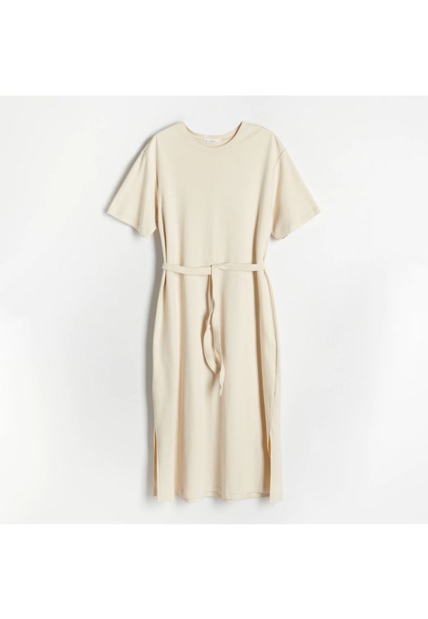 Reserved - T-shirtowa sukienka z paskiem - Kremowy. Kolor: kremowy