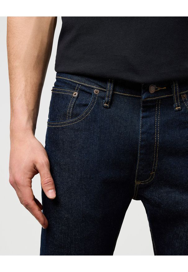Męskie Spodnie Jeansowe Wrangler Regular Fit Rinse 112352894. Okazja: na co dzień, do pracy, na spotkanie biznesowe. Styl: biznesowy, klasyczny, casual, elegancki