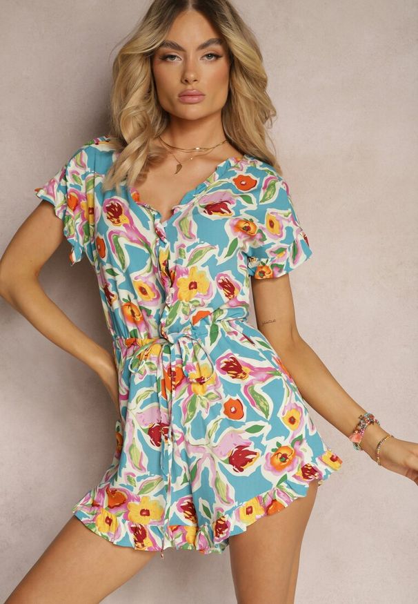 Renee - Jasnoniebieski Krótki Kombinezon z Wiskozy z Ozdobnymi Falbankami w stylu Boho Tatella. Kolor: niebieski. Materiał: wiskoza. Długość: krótkie. Sezon: lato. Styl: boho
