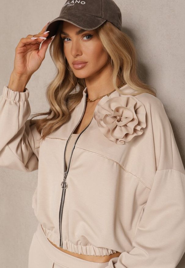Renee - Ciemnobeżowy Komplet Dresowy z Wiskozą Spodnie o Szerokim Kroju i Bluza z Broszką Redaella. Kolor: beżowy. Materiał: wiskoza, dresówka. Wzór: aplikacja