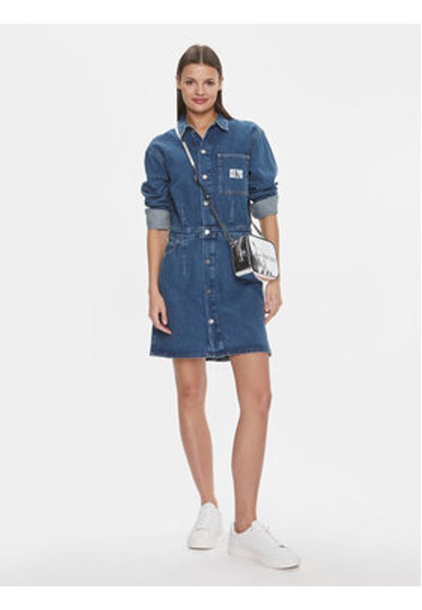 Calvin Klein Jeans Sukienka jeansowa Darted Denim Shirt Dress J20J222461 Granatowy Slim Fit. Kolor: niebieski. Materiał: bawełna