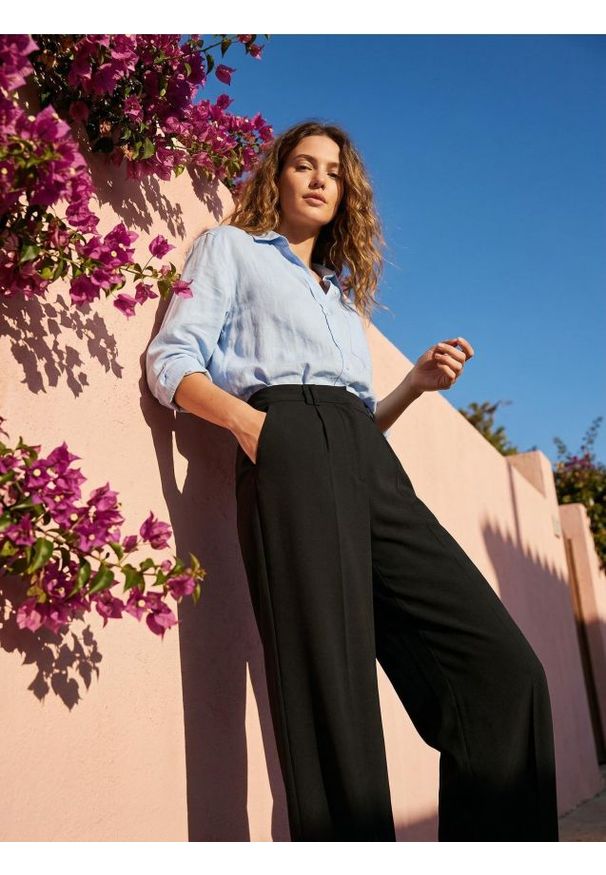 Sinsay - Spodnie wide leg z przeszyciami z domieszką wiskozy - czarny. Kolor: czarny. Materiał: wiskoza