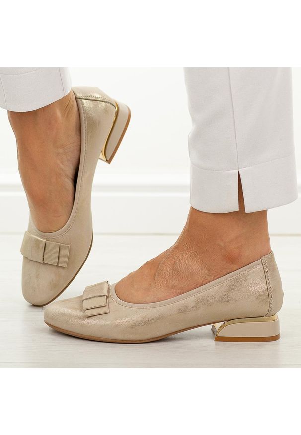 Złote skórzane czółenka damskie na obcasie M.Daszyński Ol37-2. Okazja: na co dzień, na spotkanie biznesowe. Nosek buta: okrągły. Kolor: złoty. Szerokość cholewki: normalna. Wzór: aplikacja. Materiał: skóra. Sezon: wiosna, jesień, lato. Obcas: na obcasie. Styl: casual, biznesowy, elegancki, klasyczny. Wysokość obcasa: niski