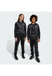Adidas - Dres Seasonal Essential Kids Camouflage Tricot 3-Stripes All Over Printed. Okazja: na uczelnię. Kolor: biały, czarny, wielokolorowy. Materiał: dresówka. Styl: sportowy