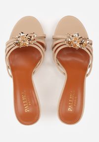 Renee - Ciemnobeżowe Klapki na Szpilce Zdobione Metaliczną Aplikacją w Kształcie Kwiatu Philaira. Okazja: na randkę. Kolor: beżowy. Wzór: aplikacja, kwiaty. Obcas: na szpilce. Styl: elegancki #7