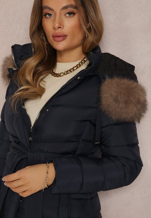 Renee - Granatowa Kurtka Pikowana z Paskiem Delione. Kolor: niebieski. Materiał: jeans, futro, materiał. Długość rękawa: długi rękaw. Długość: długie. Wzór: gładki, jednolity
