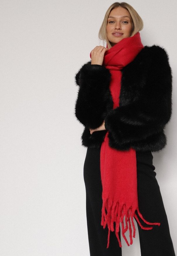 Born2be - Czerwony Szalik z Frędzlami Owedarria. Okazja: na co dzień. Kolor: czerwony. Materiał: jeans, dresówka. Styl: elegancki, casual