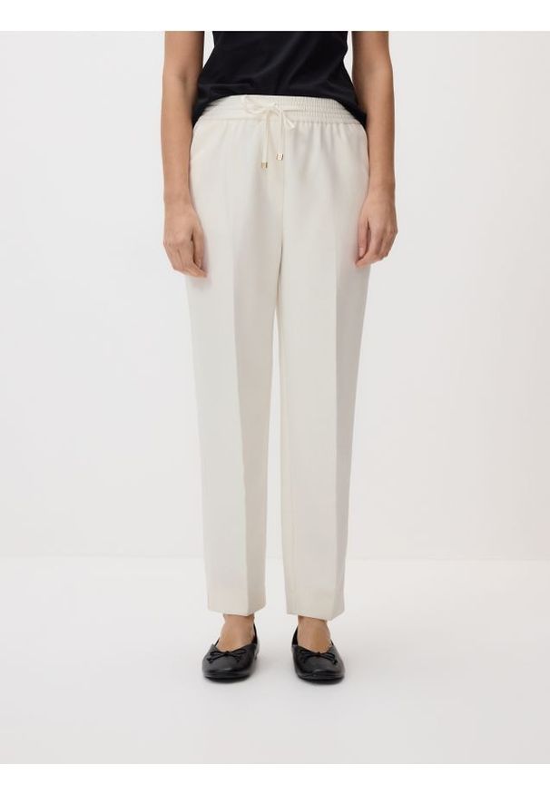 Reserved - Spodnie z kantem - biały. Kolor: biały. Materiał: tkanina, wiskoza