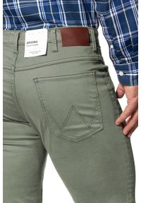 Wrangler - WRANGLER SPODNIE MĘSKIE ARIZONA DUSTY GREEN W12ORW457. Materiał: materiał #8