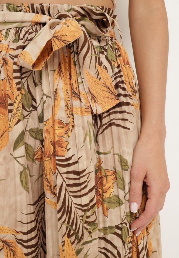 Born2be - Beżowe Szerokie Spodnie z Wysokim Stanem z Gumką i Materiałowym Paskiem w Talii Asrefia. Okazja: na co dzień. Stan: podwyższony. Kolor: beżowy. Materiał: materiał. Sezon: lato. Styl: casual