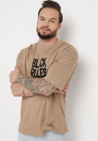 Born2be - Ciemnobeżowa Bawełniana Koszulka T-shirt z Nadrukiem po Obu Stronach Daven. Kolor: beżowy. Materiał: bawełna. Długość rękawa: krótki rękaw. Długość: krótkie. Wzór: nadruk #5