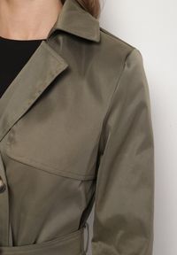 Born2be - Zielony Płaszcz Trencz Dwurzędowy Ozdobiony Paskiemz Klamrą Tinbella. Okazja: na co dzień. Kolor: zielony. Materiał: jeans. Wzór: aplikacja. Styl: casual, elegancki, klasyczny #4