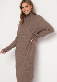 Born2be - Brązowa Sweterkowa Sukienka z Wełną Bawełną i Golfem o Pudełkowym Kroju Akenavia. Okazja: na co dzień. Typ kołnierza: golf. Kolor: brązowy. Materiał: wełna, bawełna. Styl: casual, elegancki #7