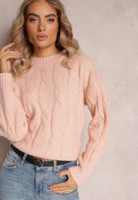 Renee - Jasnoróżowy Klasyczny Sweter w Ozdobny Splot Olgame. Kolor: różowy. Materiał: tkanina, dzianina. Wzór: ze splotem. Styl: klasyczny #5