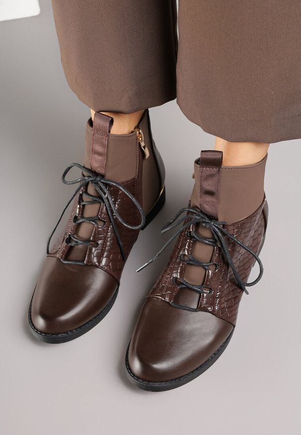 Renee - Brązowe Botki Vices w Stylu Trzewików z Motywem Skóry Krokodyla Alirriva. Okazja: na co dzień. Kolor: brązowy. Materiał: skóra. Sezon: jesień. Styl: casual