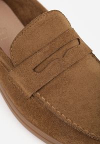 Born2be - Ciemnobeżowe Klasyczne Mokasyny VICES z Imitacji Zamszu ze Skórzaną Wkładką Haliris. Okazja: na co dzień. Kolor: beżowy. Materiał: zamsz, skóra. Styl: klasyczny #4