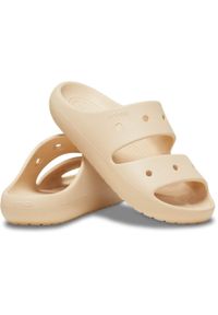 Klapki plażowe damskie Crocs Classic Sandal V2. Okazja: na plażę. Kolor: beżowy. Styl: sportowy