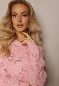 Renee - Różowy Klasyczny Sweter ze Splotem w Serca i Ściągaczami Miadove. Kolor: różowy. Wzór: ze splotem. Sezon: zima. Styl: klasyczny