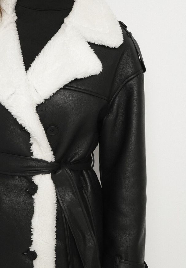 Born2be - Czarny Dwurzędowy Płaszcz z Imitacji Skóry z Wiązanym Paskiem i Futrem Guritte. Okazja: na co dzień. Typ kołnierza: golf. Kolor: czarny. Materiał: skóra, futro. Długość rękawa: długi rękaw. Długość: długie. Styl: klasyczny, casual, elegancki