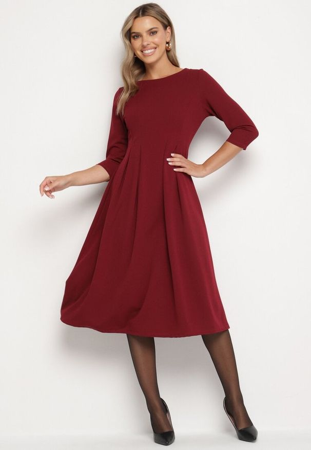 Born2be - Bordowa Rozkloszowana Sukienka Ozdobiona Przeszyciami Reamira. Okazja: na co dzień. Typ kołnierza: dekolt w łódkę. Kolor: czerwony. Wzór: aplikacja. Styl: casual, elegancki