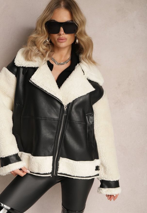 Renee - Czarno-Biała Kurtka Ramoneska z Futerkiem Mysteri. Okazja: na co dzień. Kolor: czarny. Materiał: futro. Wzór: paski. Styl: casual, elegancki