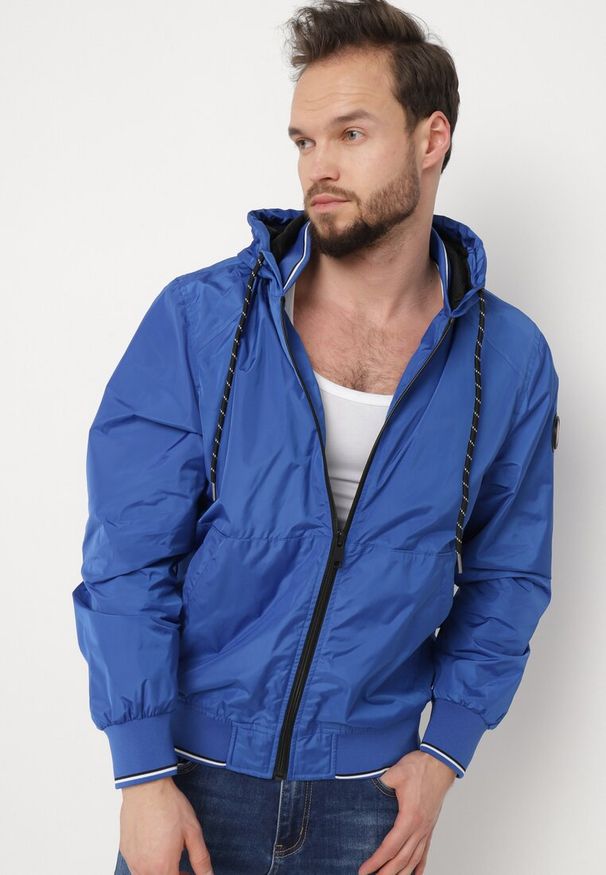 Born2be - Niebieska Kurtka Wiatrówka z Kapturem i Zasuwanymi Kieszeniami Aridiga. Typ kołnierza: kaptur. Kolor: niebieski. Styl: elegancki