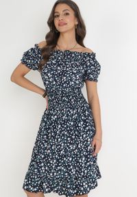 Born2be - Granatowa Bawełniana Sukienka Hiszpanka w Kwiaty z Marszczoną Gumką w Talii Rosaliya. Typ kołnierza: dekolt hiszpanka. Kolor: niebieski. Materiał: bawełna. Wzór: kwiaty #3