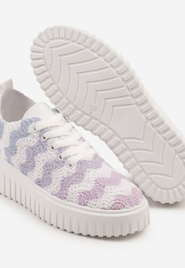 Renee - Biało-Niebieskie Ażurowe Sneakersy na Platformie Ellisara. Kolor: biały. Wzór: ażurowy. Sezon: lato. Obcas: na platformie