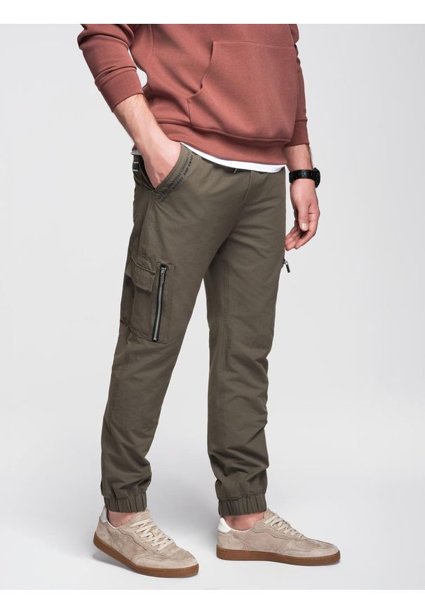 Ombre Clothing - Męskie spodnie joggery z kieszeniami cargo i printem – ciemnooliwkowe V5 - Rozmiar: L. Okazja: na co dzień. Kolor: oliwkowy. Materiał: tkanina, elastan, materiał, poliester, bawełna, guma. Wzór: nadruk. Styl: casual