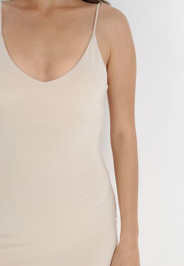 Born2be - Jasnobeżowa Sukienka Zaincoze. Typ kołnierza: dekolt w serek. Kolor: beżowy. Materiał: dzianina. Długość rękawa: na ramiączkach. Wzór: jednolity. Długość: maxi