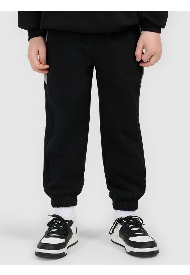 4f - 4F Spodnie dresowe joggery chłopięce - czarne 146 (10-11 lat). Okazja: na spacer, na co dzień, na uczelnię. Kolor: czarny. Materiał: dresówka. Długość: długie. Sezon: lato. Styl: casual