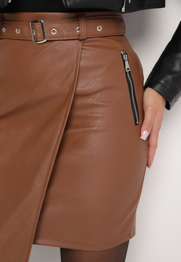 Born2be - Brązowa Ołówkowa Asymetryczna Spódnica z Wiskozą z Ekoskóry Ozdobiona Paskiem Felezi. Kolor: brązowy. Materiał: wiskoza. Wzór: aplikacja. Styl: elegancki, wizytowy