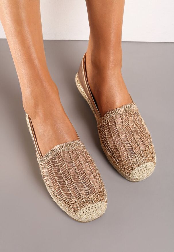 Born2be - Szampańskie Wsuwane Espadryle na Płaskiej Podeszwie Ozdobione Plecionką z Juty Loracila. Okazja: na spacer. Zapięcie: bez zapięcia. Kolor: złoty. Materiał: len. Wzór: aplikacja. Sezon: lato. Obcas: na płaskiej podeszwie. Styl: wizytowy, elegancki