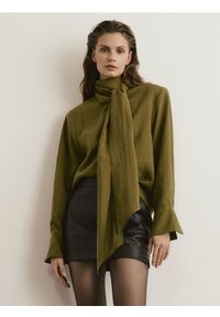 Reserved - Bluzka z kokardą - oliwkowy. Typ kołnierza: kokarda. Kolor: oliwkowy. Materiał: wiskoza. Styl: klasyczny #1