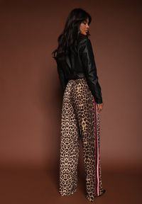 Renee - Brązowe Spodnie z Wiskozą High Waist o Szerokim Kroju z Lampasami Elosina. Okazja: na co dzień. Stan: podwyższony. Kolor: brązowy. Materiał: wiskoza. Wzór: motyw zwierzęcy. Styl: elegancki, casual