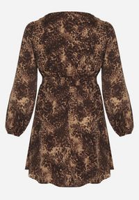 Born2be - Brązowa Sukienka o Rozkloszowanym Kroju z Bufiastymi Rękawami Salanela. Okazja: na imprezę, na co dzień. Typ kołnierza: dekolt w serek. Kolekcja: plus size. Kolor: brązowy. Sezon: lato. Typ sukienki: dla puszystych. Styl: casual, elegancki #3