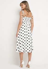 Born2be - Biała Sukienka na Wiązanych Ramiączkach w Kropki Vikiimae. Typ kołnierza: dekolt w kształcie V. Kolor: biały. Długość rękawa: na ramiączkach. Wzór: kropki #4