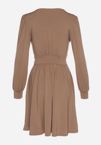 Born2be - Brązowa Sukienka Kopertowa Taliowana Maecenus. Okazja: na co dzień. Typ kołnierza: dekolt w serek. Kolor: brązowy. Materiał: wiskoza. Typ sukienki: kopertowe. Styl: casual, elegancki #5