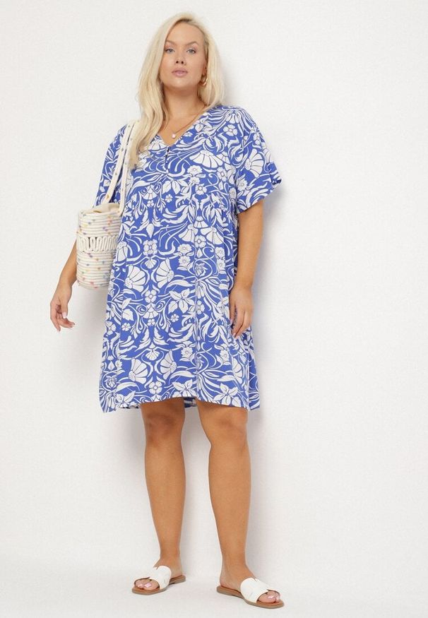 Born2be - Niebieska Pudełkowa Sukienka z Wiskozy w Kwiaty z Guzikami Liramiree. Okazja: na co dzień, na imprezę, na spacer. Kolor: niebieski. Materiał: wiskoza. Wzór: kwiaty. Typ sukienki: proste. Styl: casual, elegancki, klasyczny