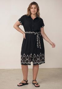 Born2be - Czarna Wiskozowa Sukienka Koszulowa Zdobiona Haftem i Wiązanym Paskiem Telonesa. Okazja: na co dzień. Kolekcja: plus size. Kolor: czarny. Materiał: wiskoza. Wzór: aplikacja, haft. Typ sukienki: koszulowe. Styl: casual #3
