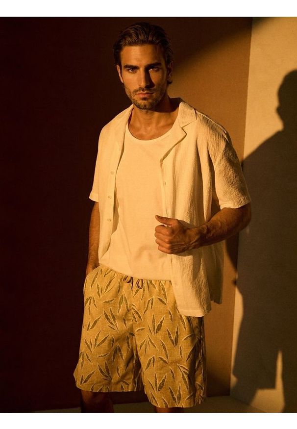 Sinsay - Szorty z motywem roślinnym z domieszka lyocellu - beżowy. Kolor: beżowy